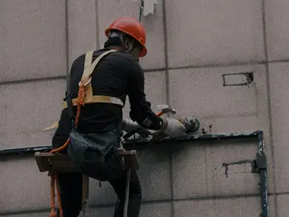 Industriarbetare i skyddsutrustning